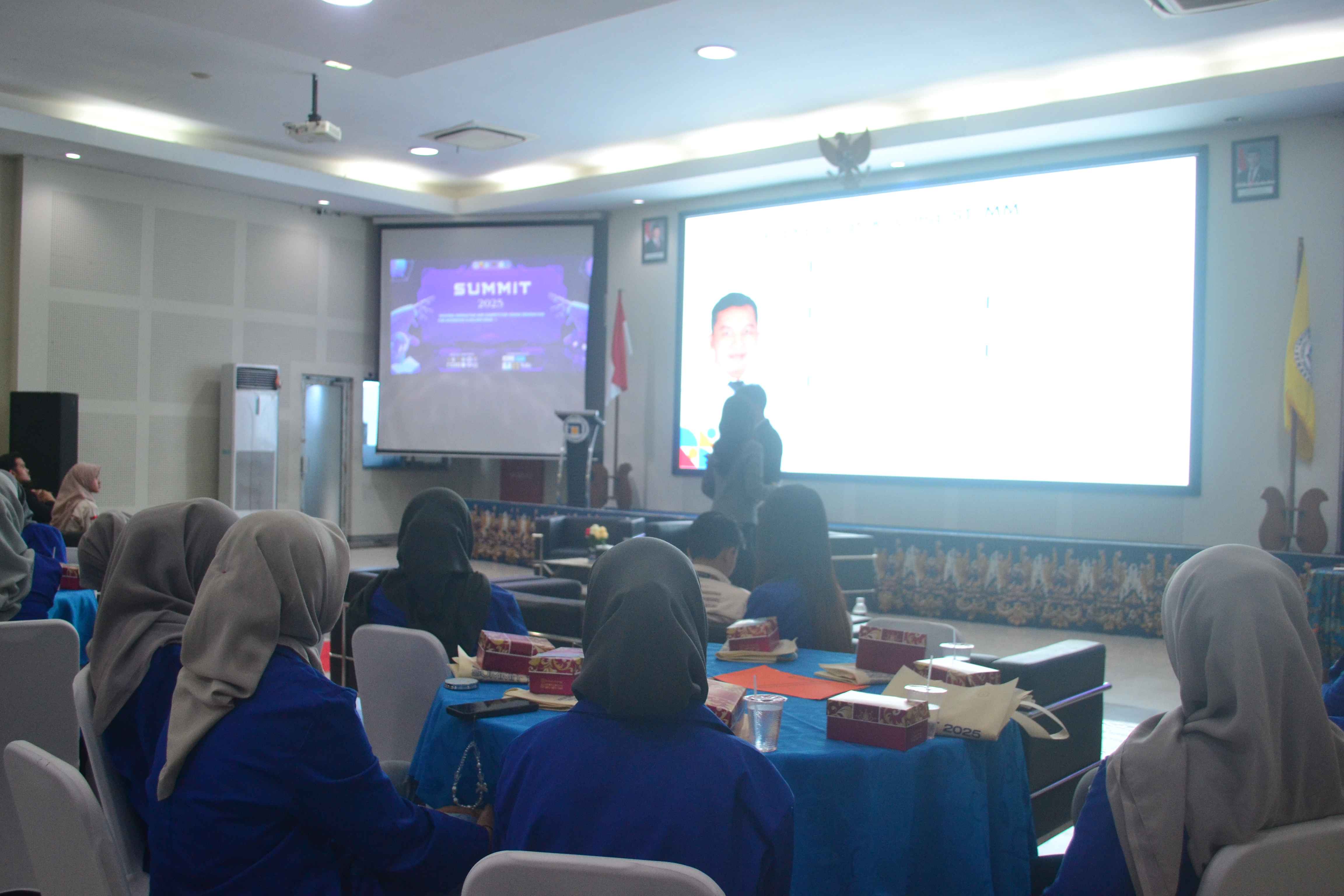 11. Pembacaan Latar Belakang Pembicara 2
